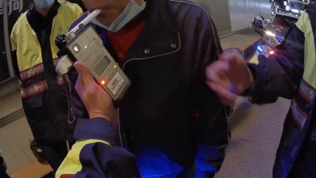 槓上開花!取締不禮讓行人 意外抓到酒駕