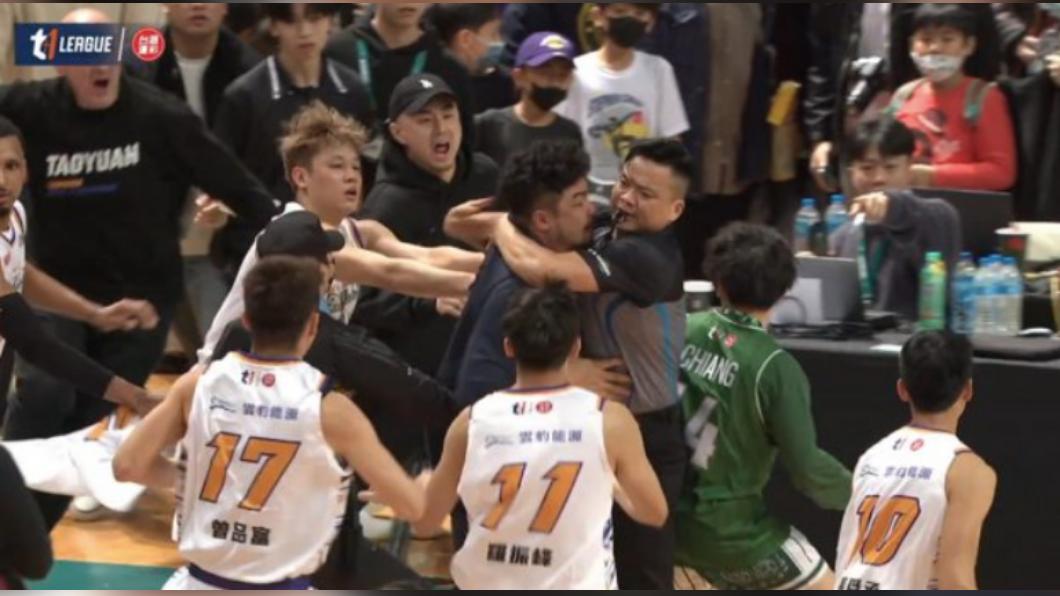 T1/台啤雲豹大亂鬥!12人逐出場 唯獨這個男人被讚爆