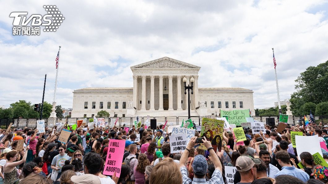 美國最高法院2022年6月推翻保障婦女墮胎權的羅素韋德案(Roe v. Wade)。(示意圖/shutterstock 達志影像)