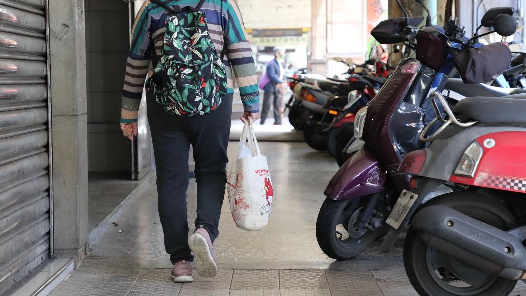 基隆騎樓高低不平,成為老人家與推嬰兒車家長的惡夢 (圖/議長室提供)