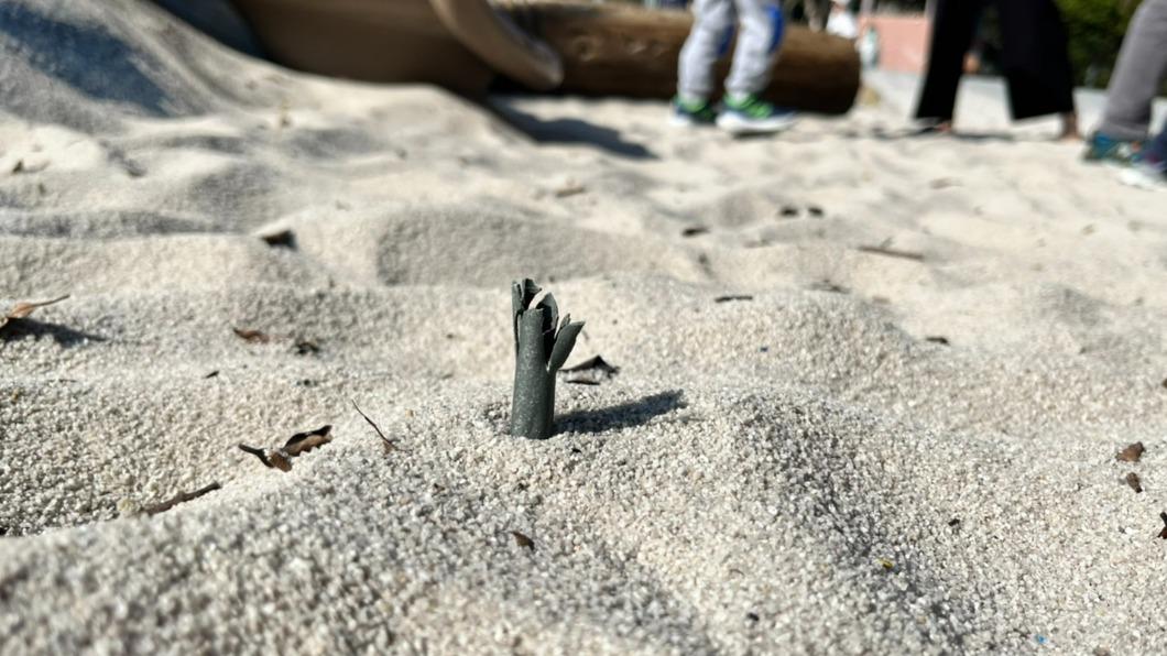 沙坑裡藏異物。(圖/民眾提供)