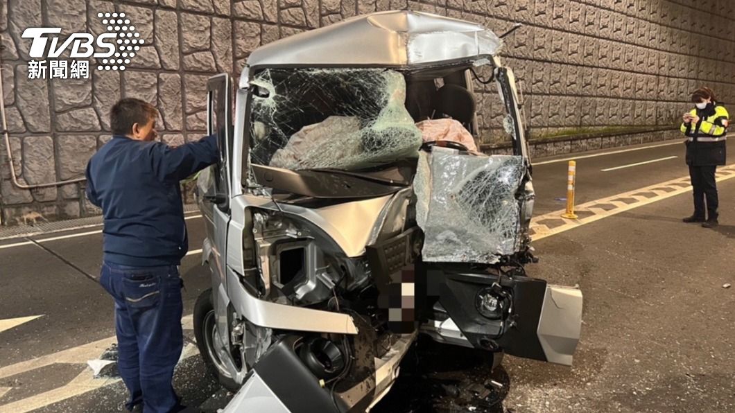 新北環快自撞橋柱廂型車頭全沒了　駕駛意識模糊腳雙腿傷