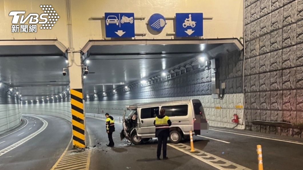 廂型車因不明原因自撞涵洞橋柱。（圖／TVBS）