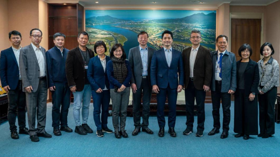 蔣萬安今親自接待上海市台辦副主任李驍東一行六人。(圖/北市府提供)