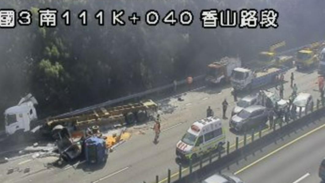 快訊/國三北上香山段7車追撞!傷亡不明 車道封閉堵4K