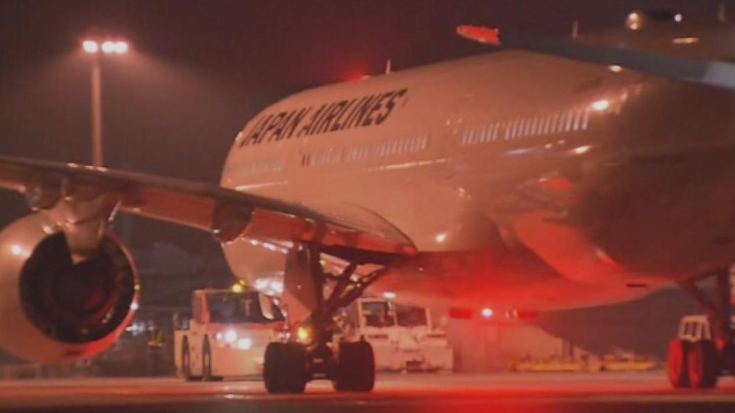 日航編號331班機，因強風延遲起飛時間，抵達福岡時機場已關閉。（圖／翻攝自《每日放送》）