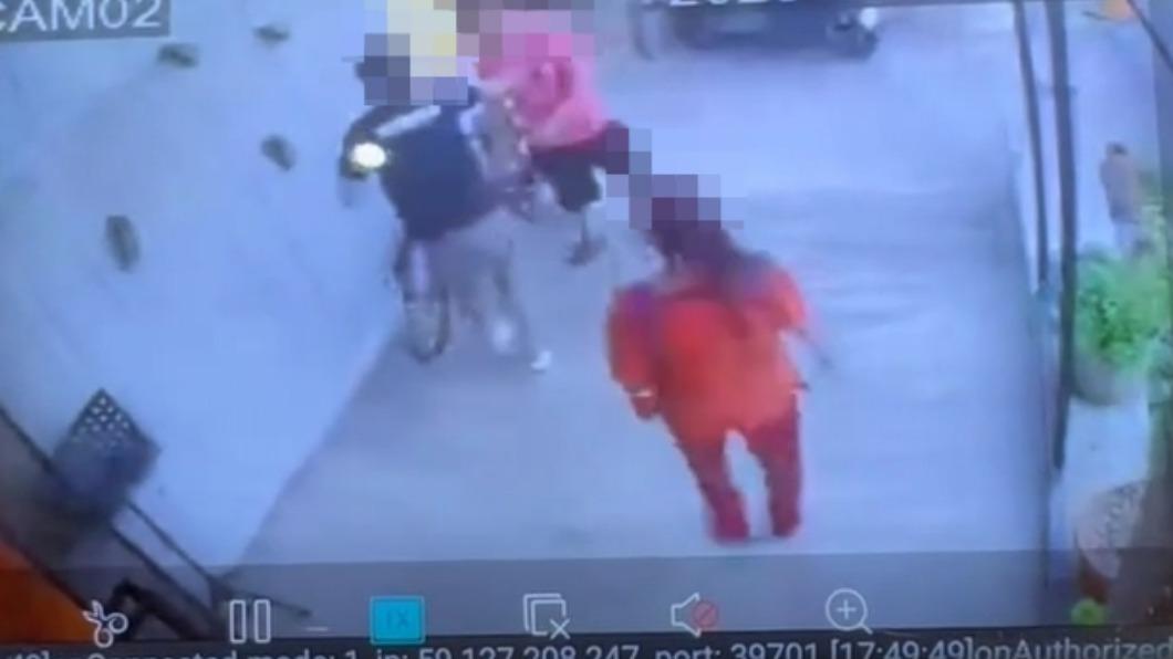 燒烤店老闆追出來將2人隔開。(圖/翻攝自小琉球聯盟)