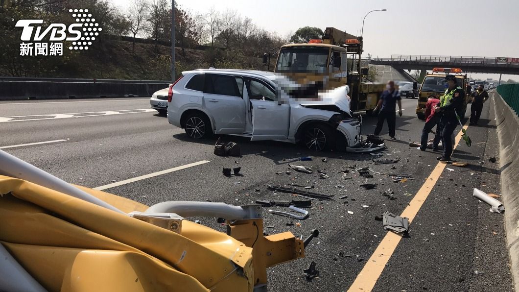 自駕又闖禍!「瑞典坦克」撞爛緩撞車 車租來的駕駛糗了