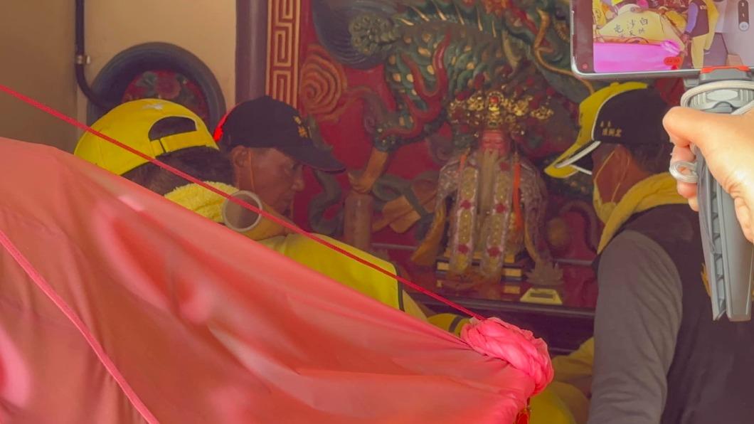 白沙屯媽祖鑿轎突衝土地公廟「喬一下」 信眾驚:絕非人為