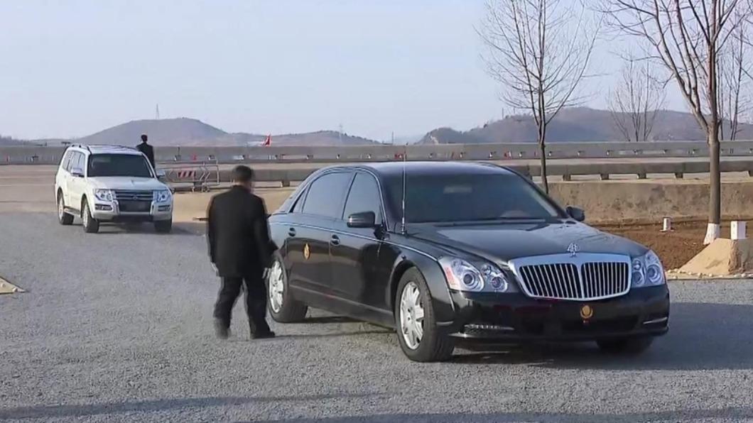金正恩搭乘黑色賓士,後方的保鑣則乘坐白色三菱。(圖/翻攝自《韓聯社》 )