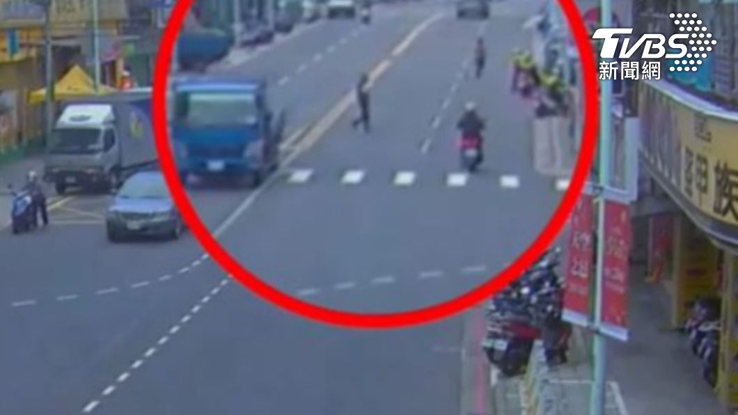 男子遛狗卻違規穿越馬路。（圖／TVBS）