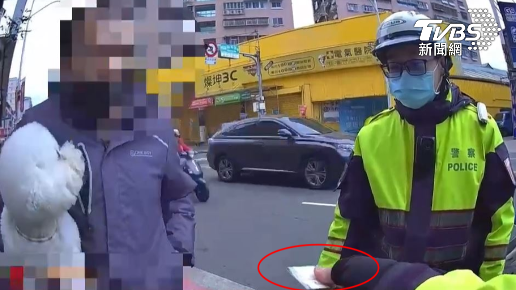 警方發現藏在錢包內的毒品海洛因。（圖／TVBS）
