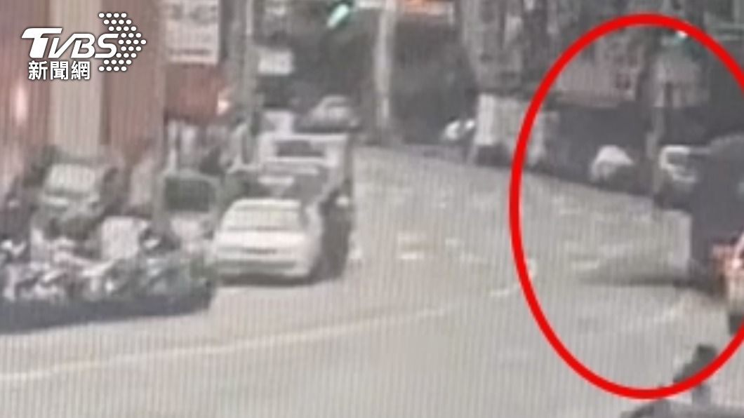 駕駛一踩剎車...曳引車滿載泥沙瞬間噴滿地　警到場開罰