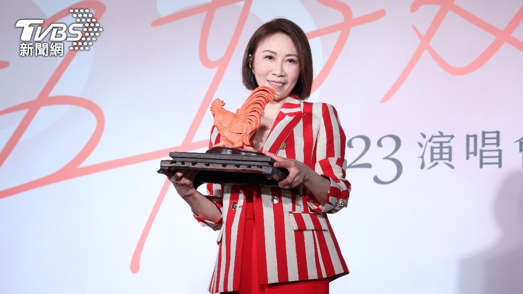 李翊君收到主辦單位送的珊瑚雞。(圖/梁恩誌攝)