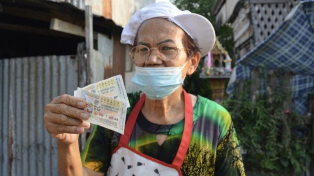 老婦人表示自己會用獎金買攤位、還債務。（圖／翻攝自《ollekebolleke》）