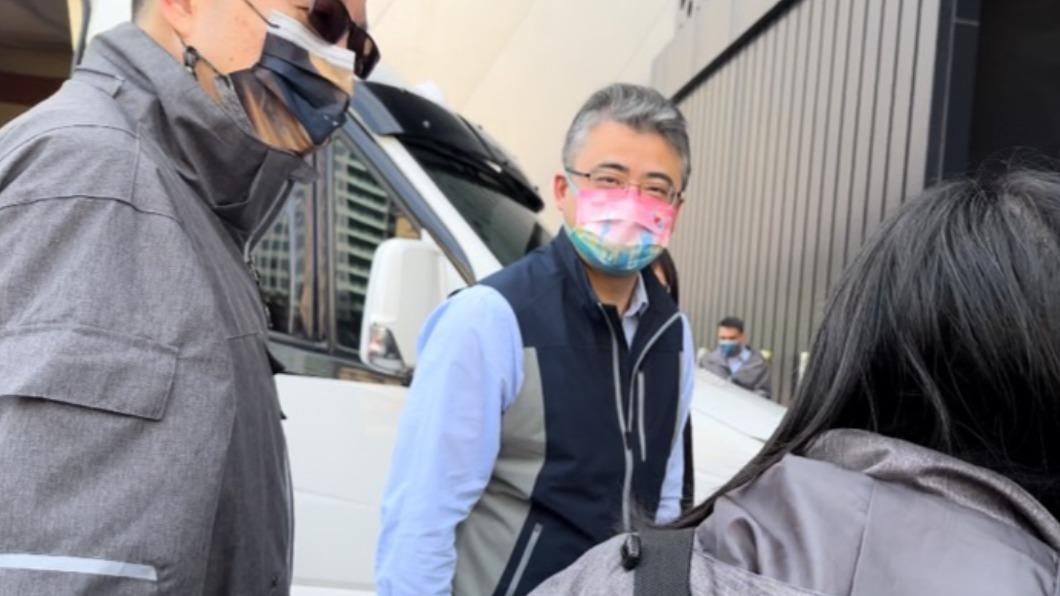 上海市台辦副主任李驍東此次訪台行程均有北市府人員在側陪同，也有多名警力在周遭待命。（圖／林至柔攝）