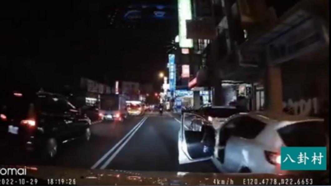 白車連看都沒看就開車門。(圖/八卦村 - 行車紀錄器影片上傳中心)
