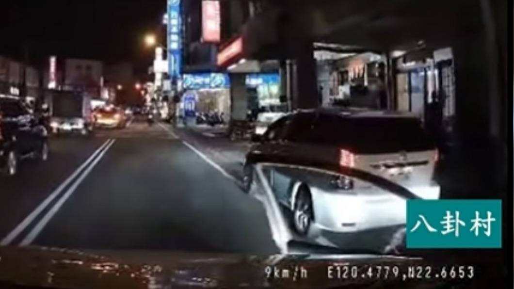 車門外翻。(圖/八卦村 - 行車紀錄器影片上傳中心)