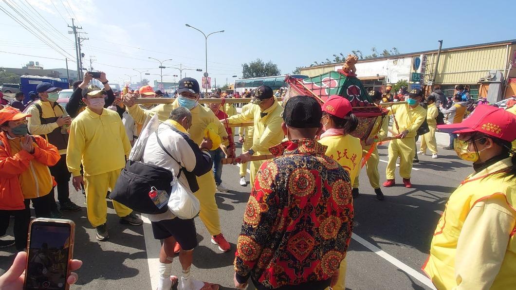 媽祖似乎被他的毅力和誠心感動，特地停下鑾轎為他賜福。（圖／翻攝自白沙屯媽祖全球徒步聯誼會）