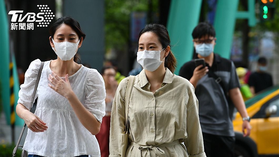 到人潮壅擠等公共場所應戴上口罩,減少不必要的傳染風險。(示意圖/shutterstock達志影像)
