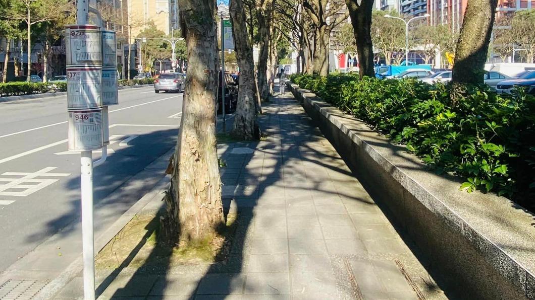 母女騎YouBike經人行道求讓路 女竟抓狂譙國罵還尻頭