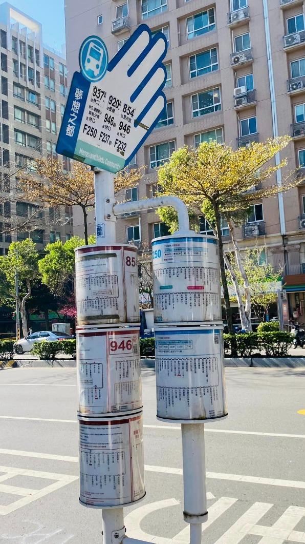 婦人當時行經公車站牌時，請求女子借過一下，卻反倒被攻擊。（圖／翻攝自林口大家庭LinKou-Family 臉書）