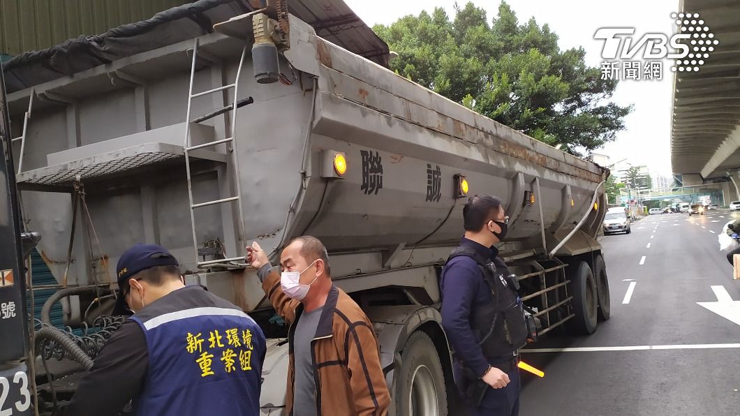 環保局與警察局聯合執行稽查工作,使出殺手鐧吊銷累犯駕照。圖/環保局提供
