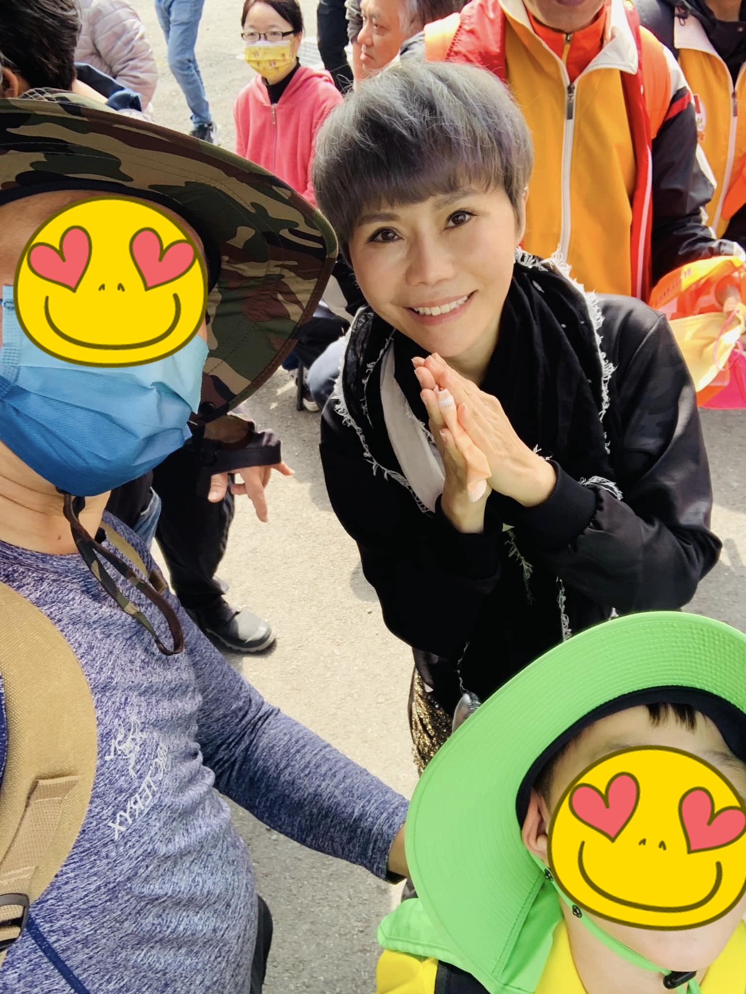 詹雅雯與信眾合照,氣色相當好。(圖經處理/翻攝自白沙屯媽祖全球徒步聯誼會臉書)