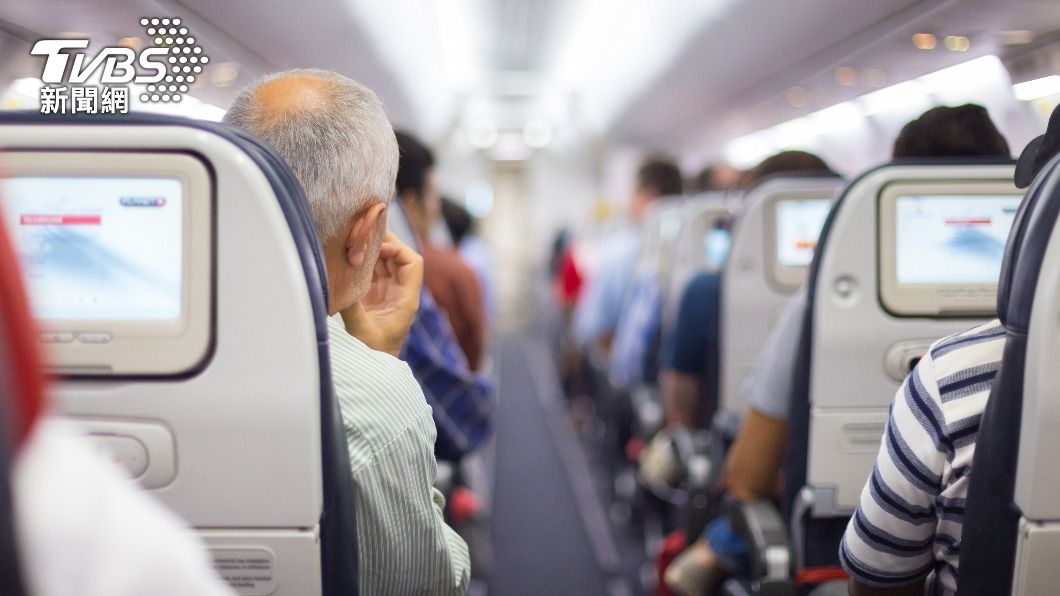 幸運!旅客空中「心跳停止」 機上誰是醫生?56人說我來