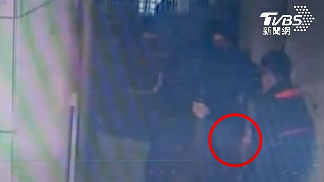 監視器拍下王姓被害人遭多人圍毆。(圖/TVBS)