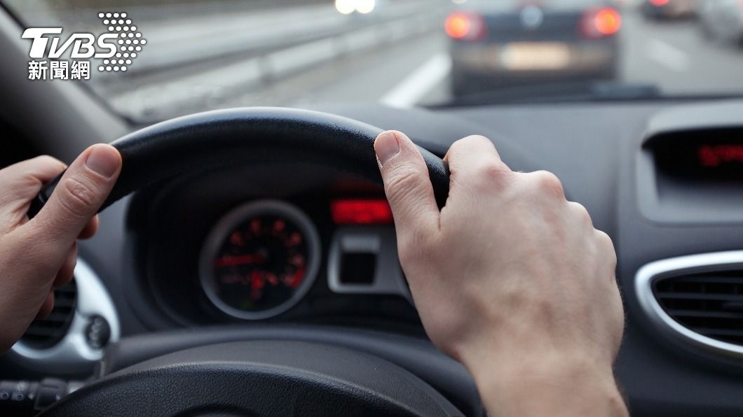 開長途車久坐容易對脊椎造成傷害。(示意圖/Shutterstock達志影像)
