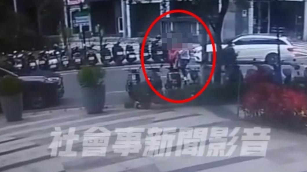 家長抱起男童。(圖/翻攝社會事新聞影音)