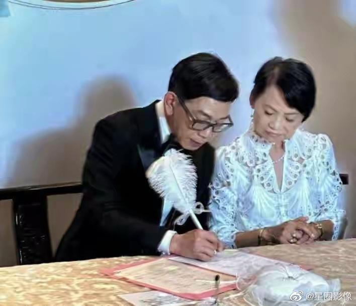 袁富華簽字。（圖／翻攝自星圈影像微博）