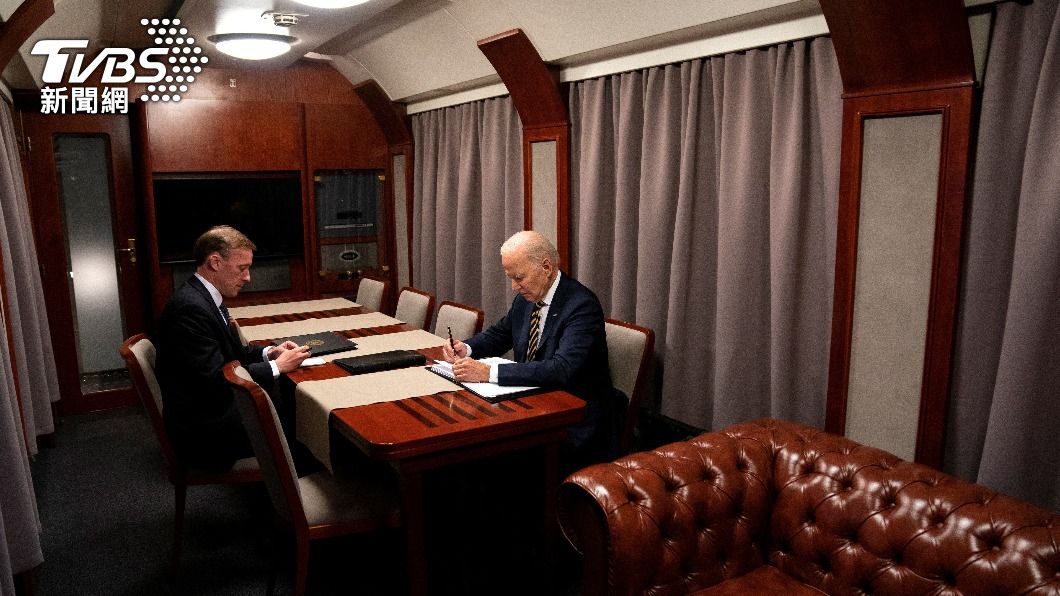 拜登與白宮國安顧問蘇利文在前往基輔的火車上準備致詞稿。(圖/達志影像路透社)