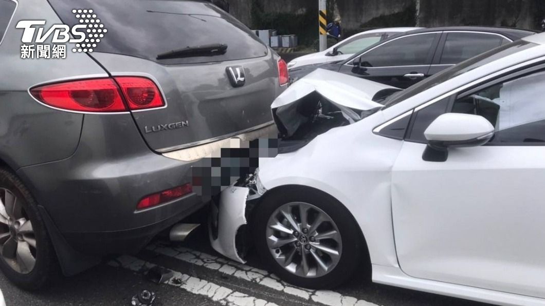 楊女酒駕追撞停等紅燈的車輛。(圖/TVBS)