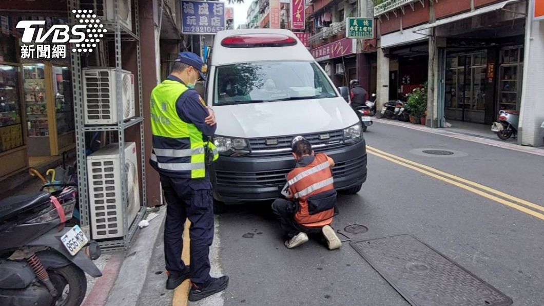 太扯!民間救護車牌照被扣還註銷「照常出勤」 因違停全曝光