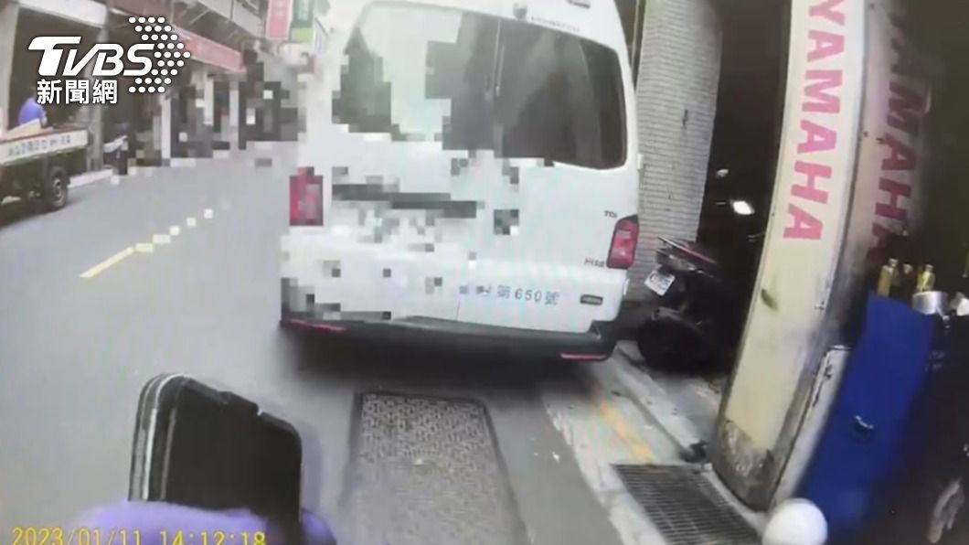 民間救護車因違停黃線太久遭民眾檢舉。(圖/TVBS)