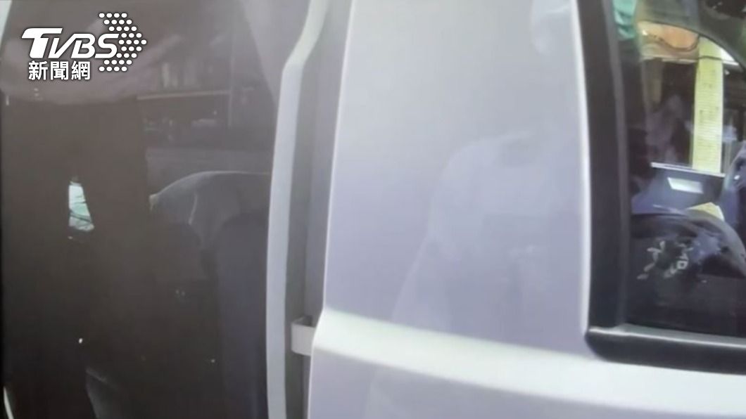 駕駛表示先前因危險駕駛被舉發導致車牌被扣註銷,案件仍在申訴中。(圖/TVBS)