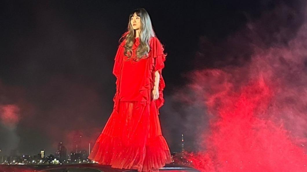 曹雅雯化身紅衣女孩。(圖/好聞國際事業有限公司提供)