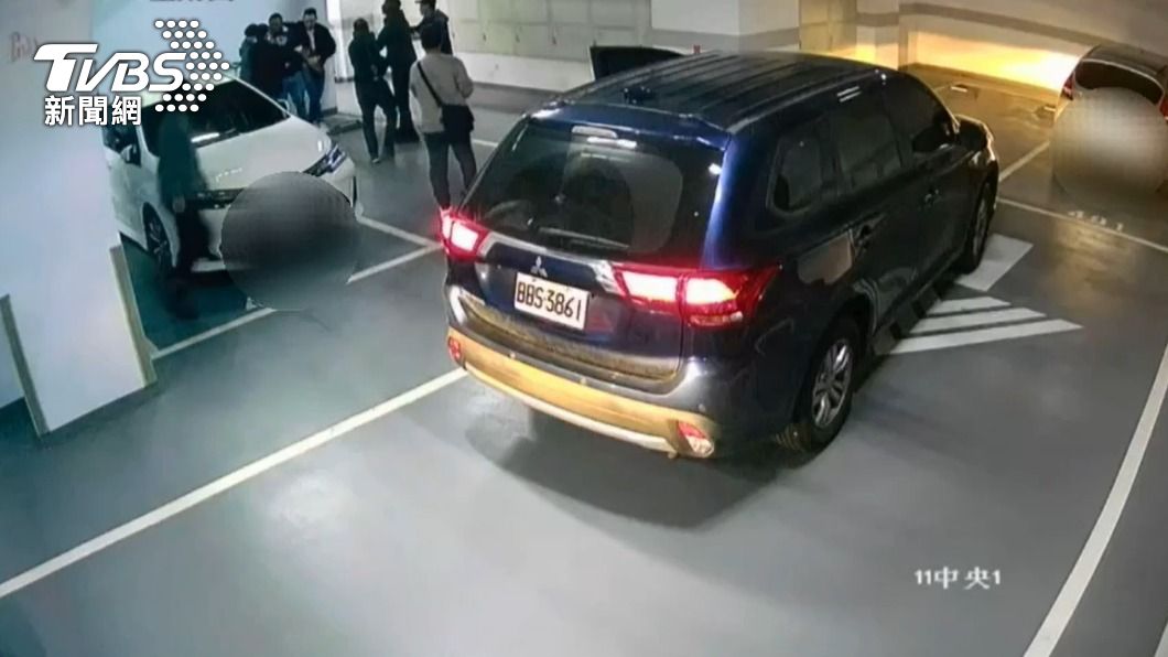 警方趁著交易時逮捕2名非洲裔毒販。(圖/TVBS)