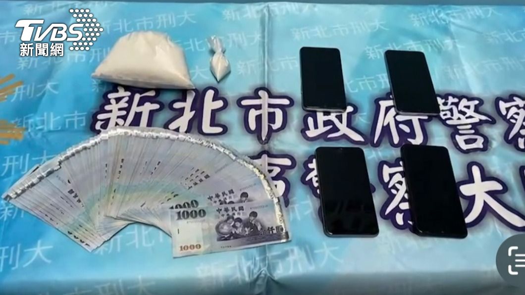 警方查扣海洛因、不法所得等證物。(圖/TVBS)