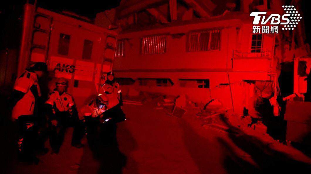 救難人員在因此次淺層地震而倒塌的房子旁進行勘查。（圖／達志影像路透社）