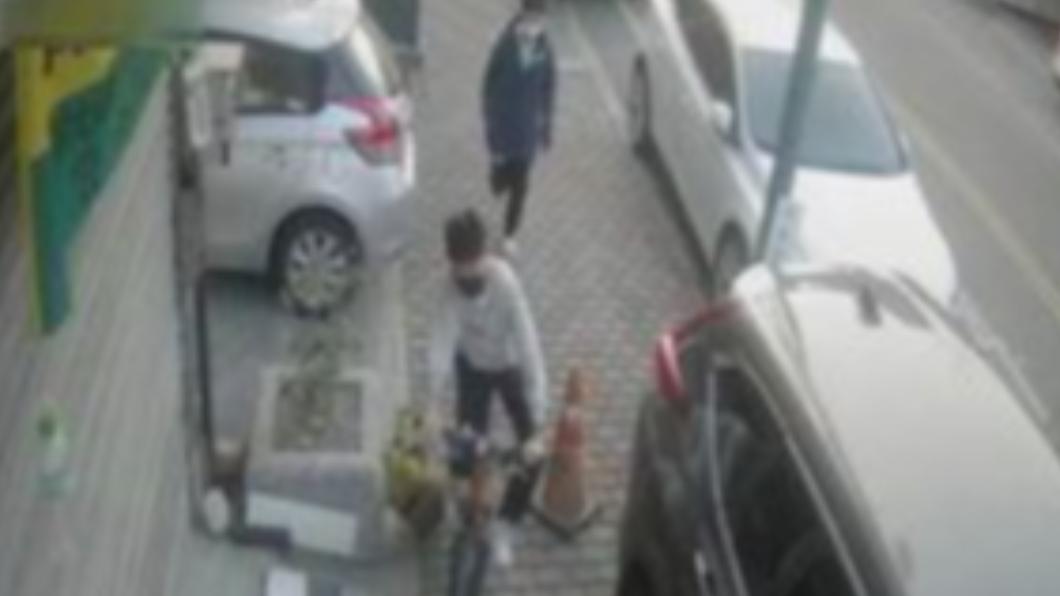 不爽盆栽被撞倒!女住戶怒PO文揪兇手 關鍵畫面曝反被罵爆