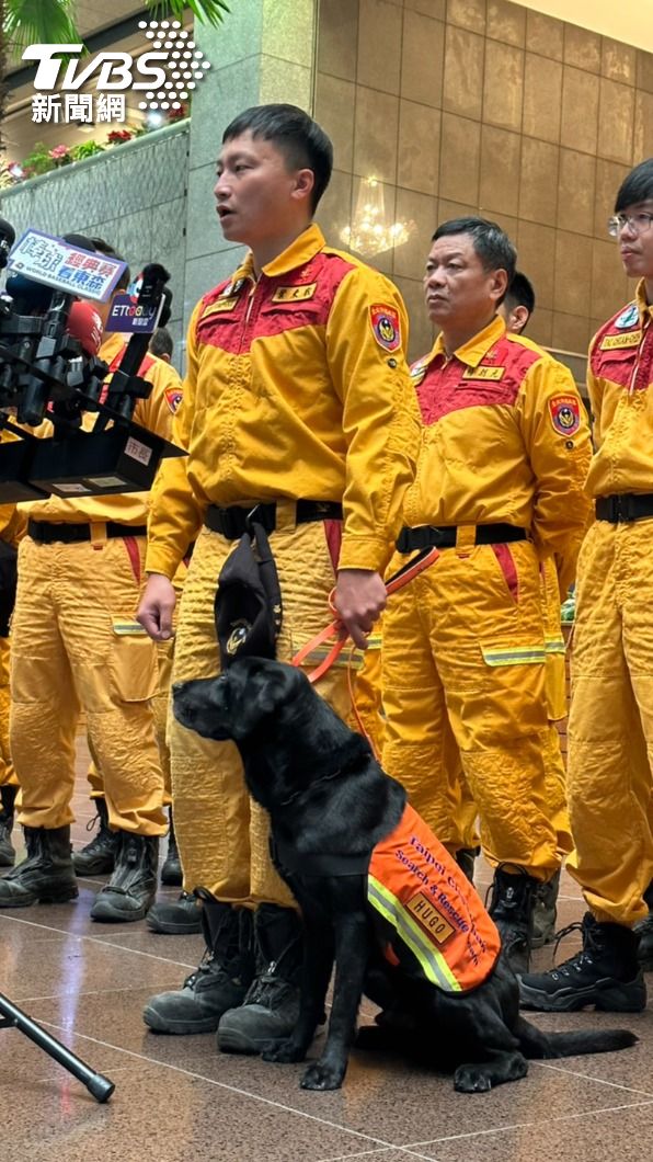 搜救隊領犬員葉秉叡與搜救犬「Hugo」。（圖／林至柔攝）