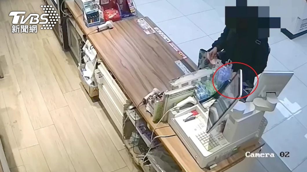 監視器拍下行竊過程。(圖/TVBS)