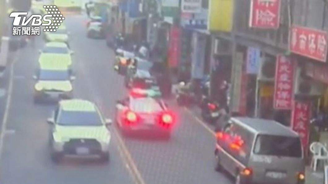 警方獲報後，派遣大批警力前往車行。（圖／TVBS）