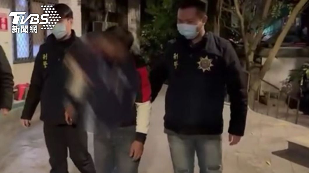 男子遭警方逮捕後送辦。（圖／TVBS）
