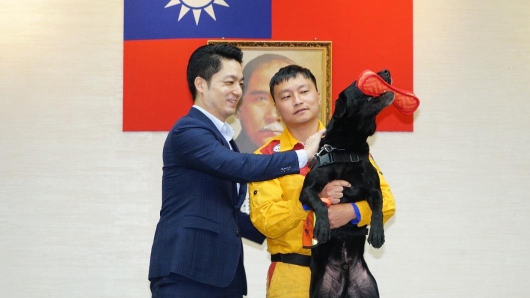 台北的驕傲！搜救犬「Hugo」領獎超嗨　超親人萌翻全場