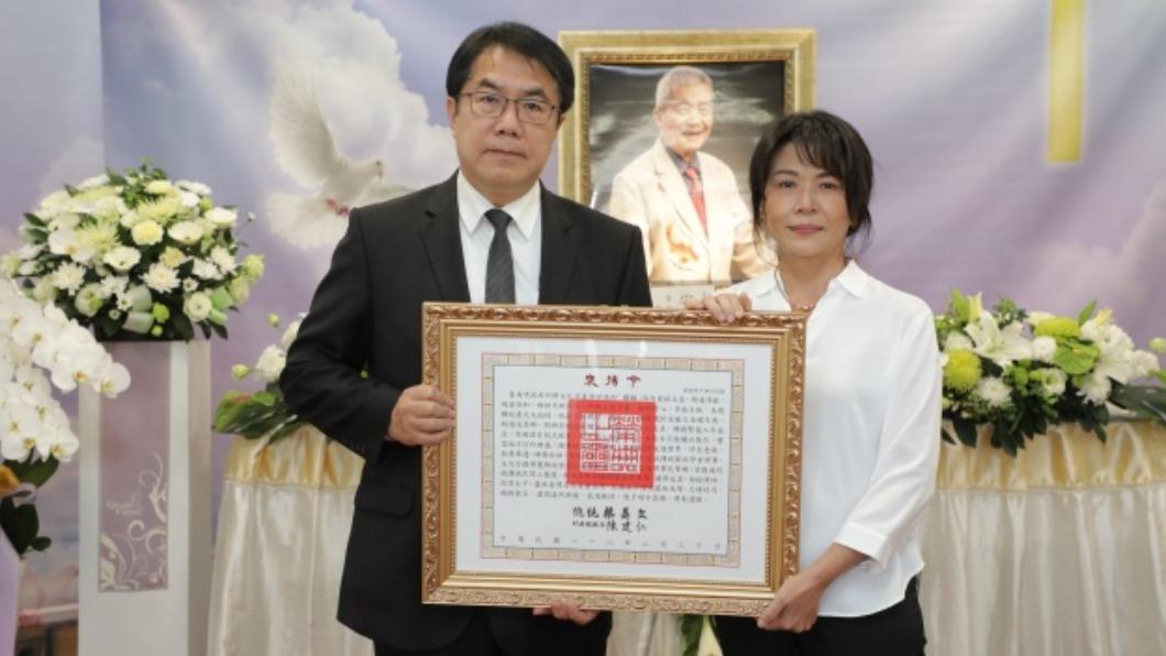 台南繡黼藝師林玉泉告別式 黃偉哲代頒總統褒揚令