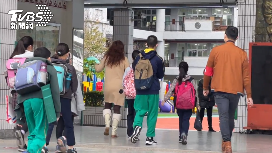 小學生「腳翹上桌」霸3桌 阿北制止遭嗆:全家就是我家